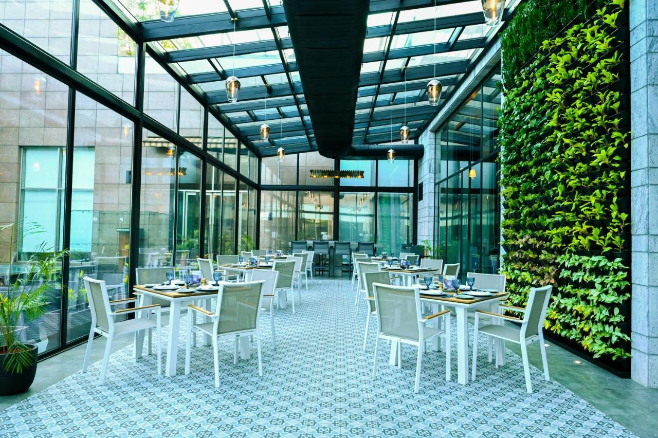 Radisson Blu Hotel Guwahati Eksteriør bilde The Terrace