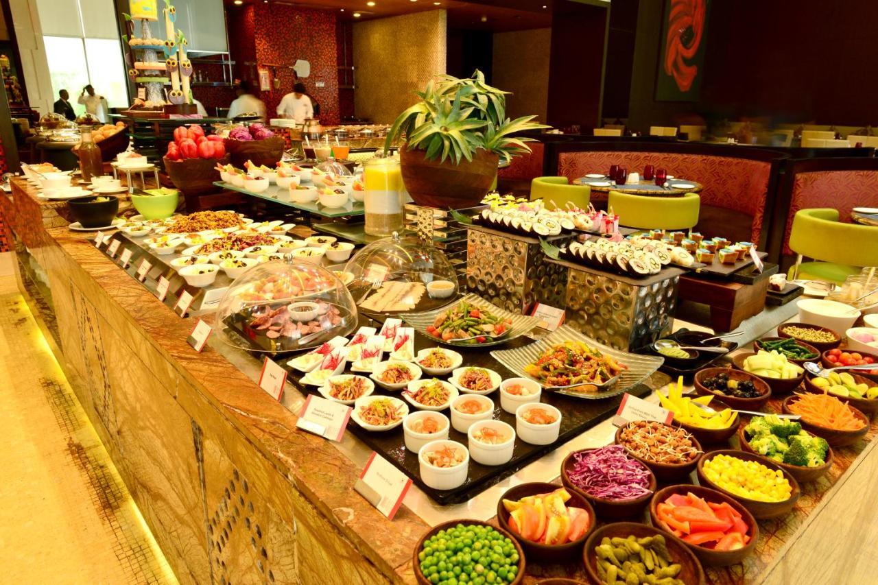Radisson Blu Hotel Guwahati Eksteriør bilde A salad bar
