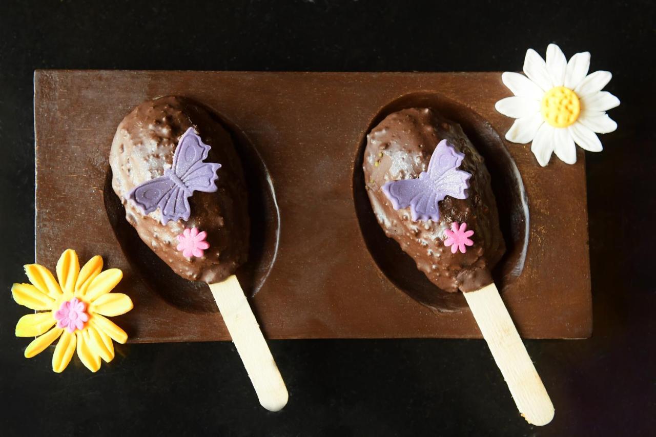 Radisson Blu Hotel Guwahati Eksteriør bilde Chocolate-covered marzipan