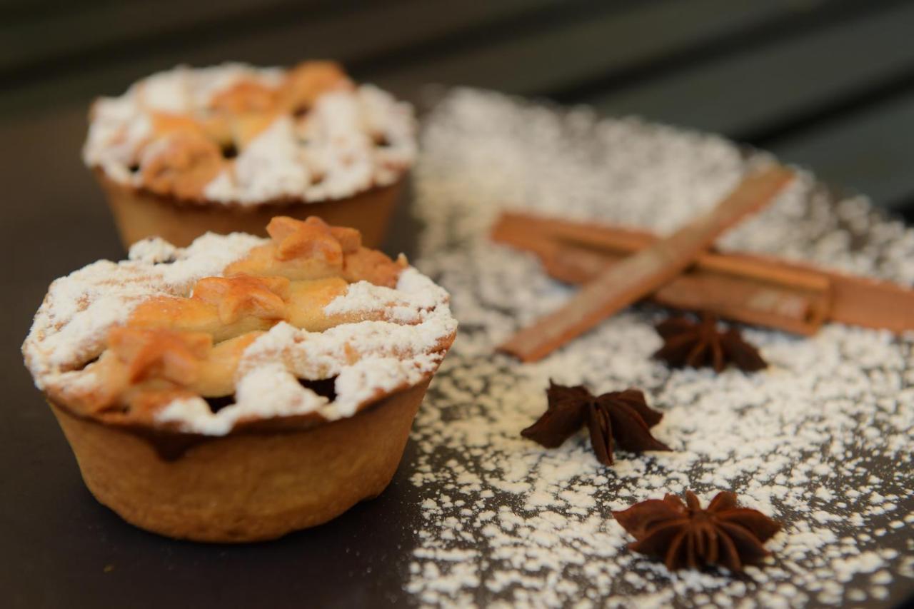 Radisson Blu Hotel Guwahati Eksteriør bilde A traditional Dutch apple pie