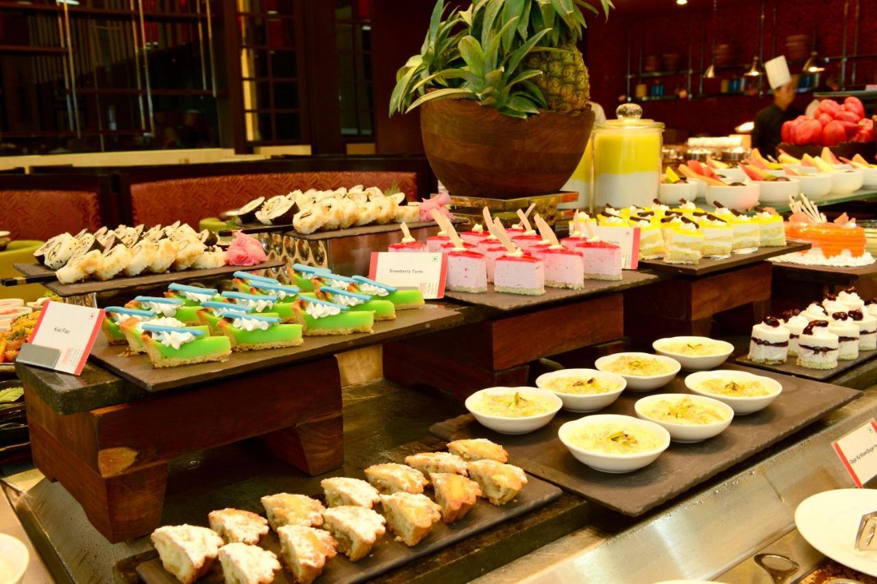 Radisson Blu Hotel Guwahati Eksteriør bilde A dessert buffet