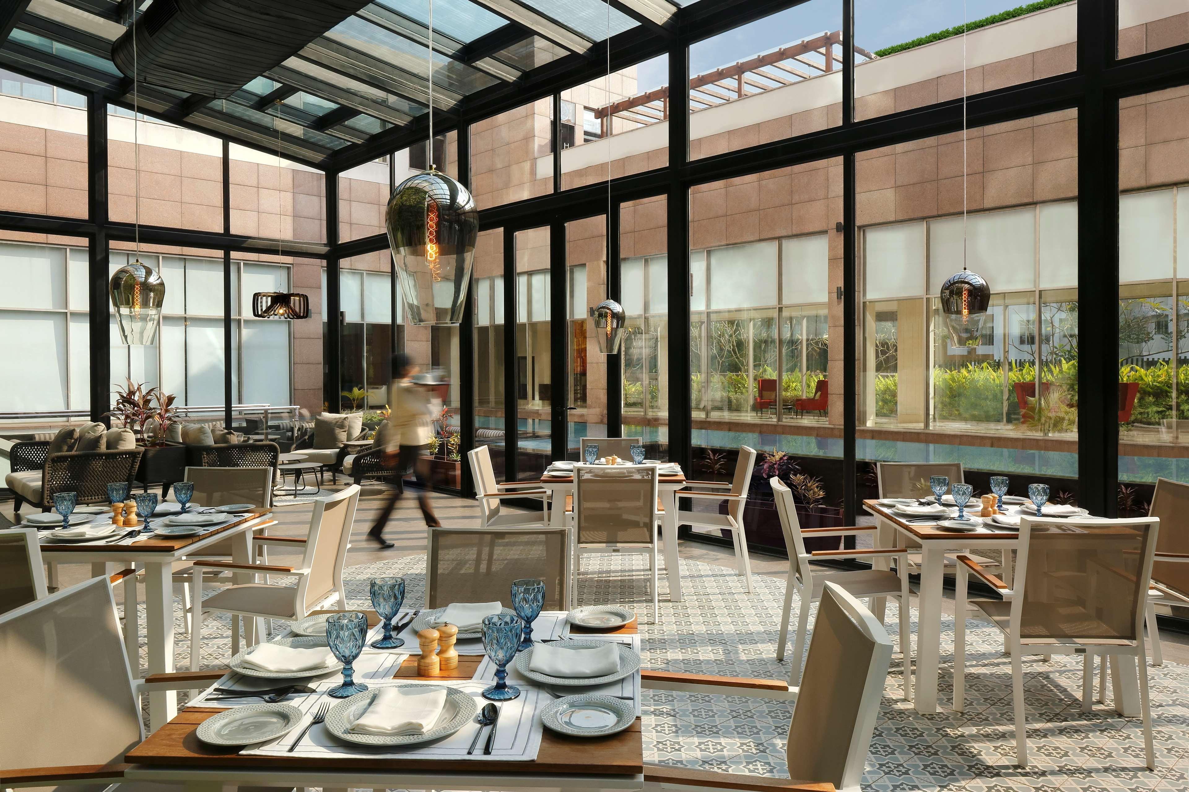 Radisson Blu Hotel Guwahati Eksteriør bilde The restaurant
