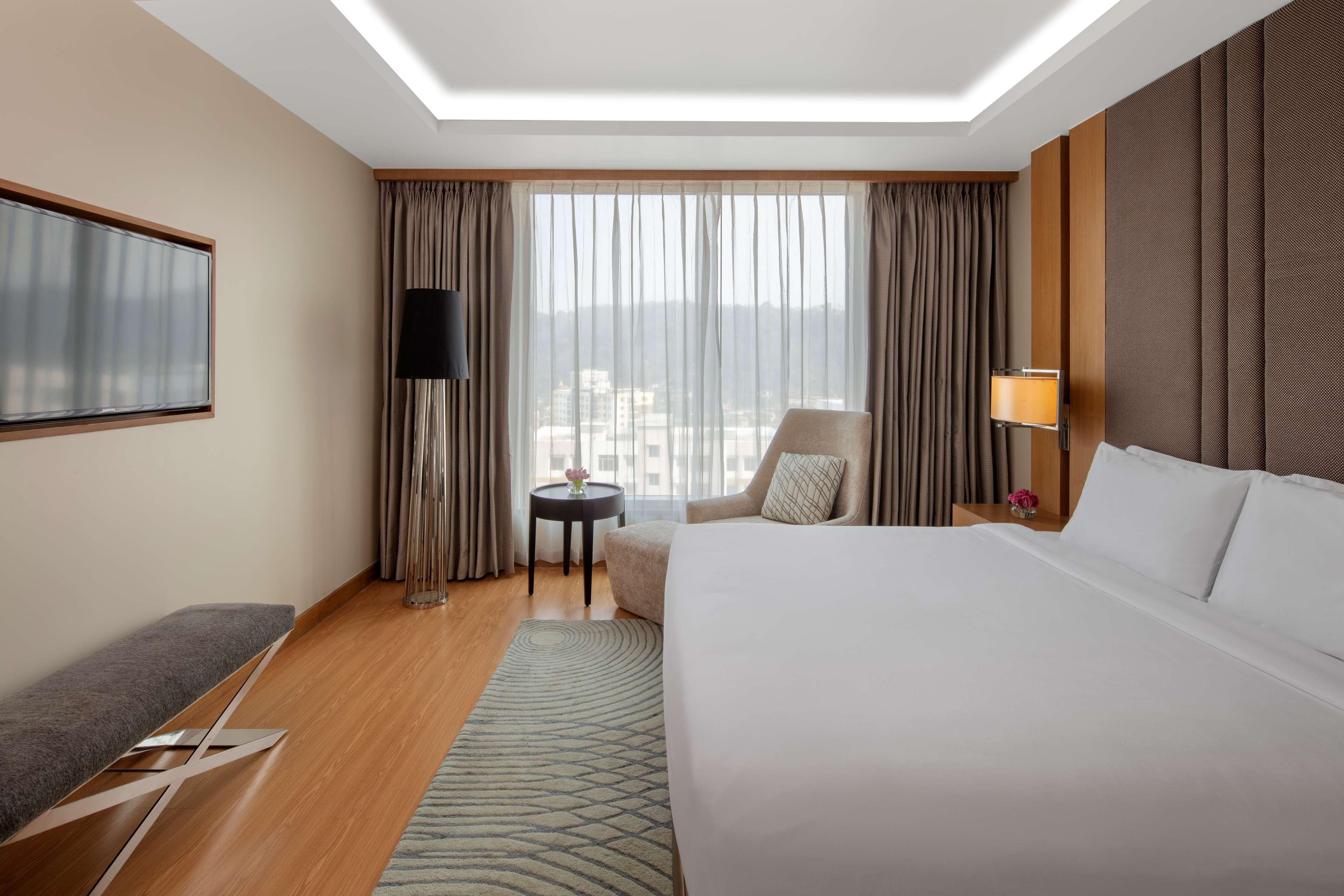 Radisson Blu Hotel Guwahati Eksteriør bilde Deluxe Room