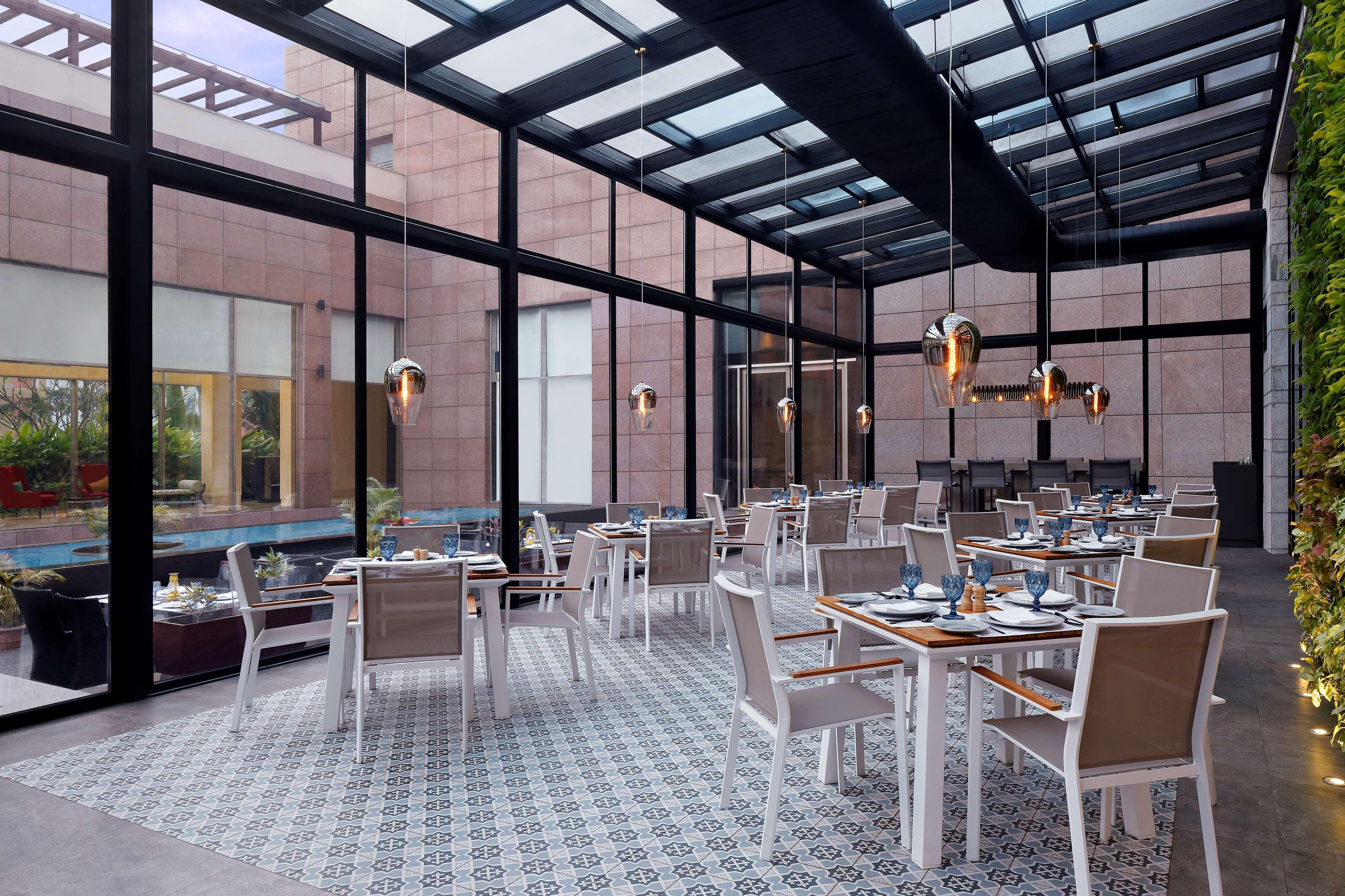 Radisson Blu Hotel Guwahati Eksteriør bilde The restaurant