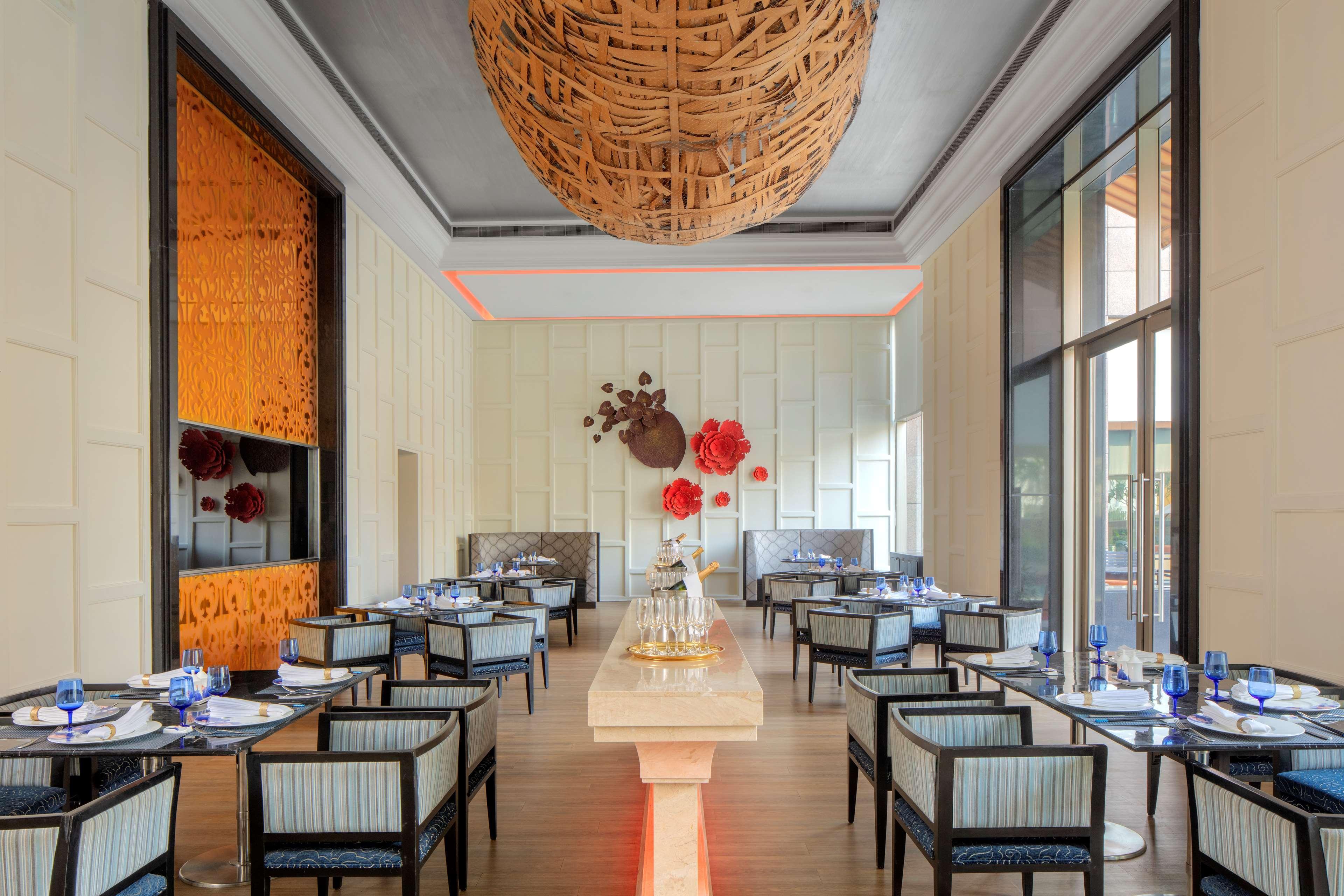 Radisson Blu Hotel Guwahati Eksteriør bilde The restaurant