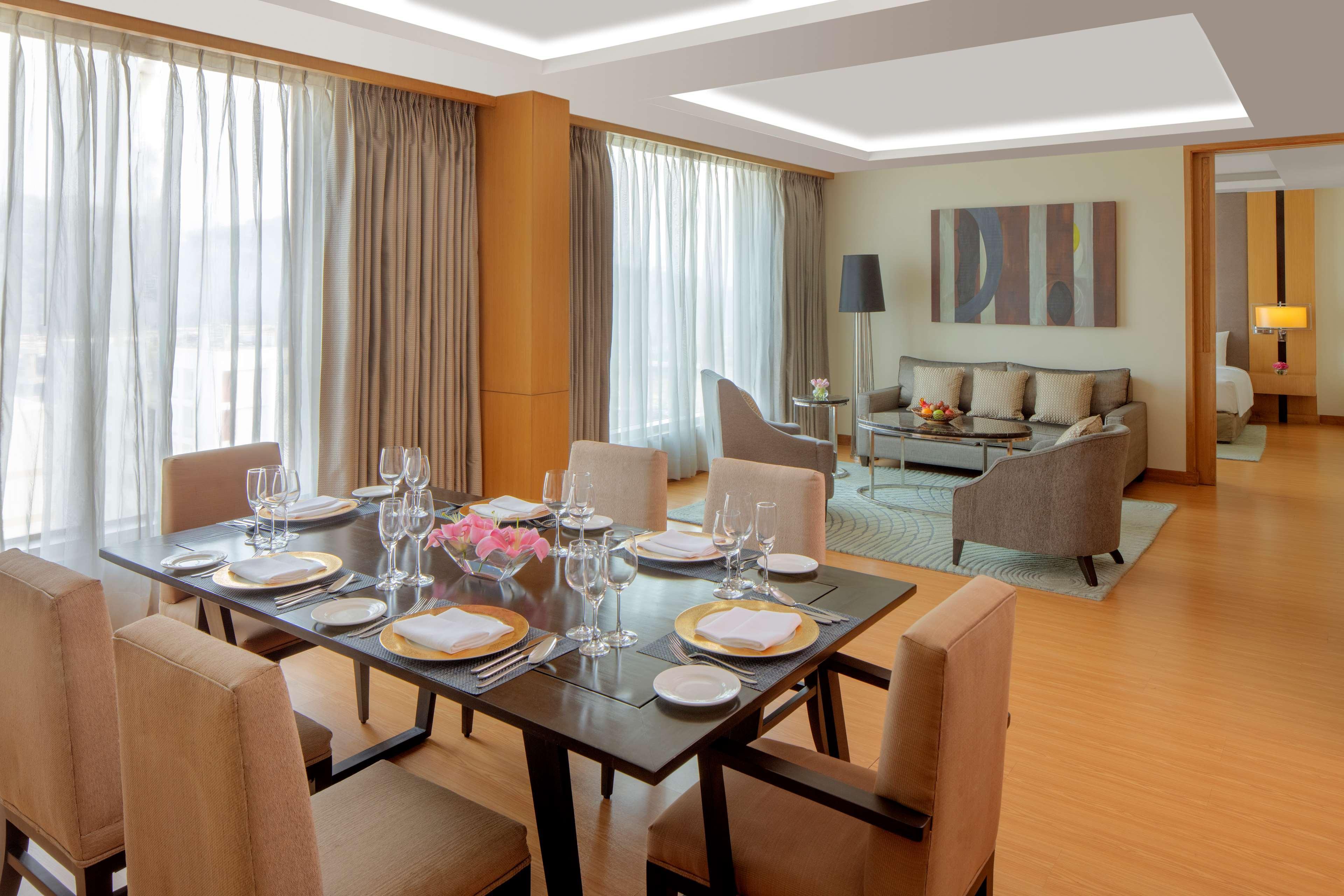 Radisson Blu Hotel Guwahati Eksteriør bilde A suite at the hotel
