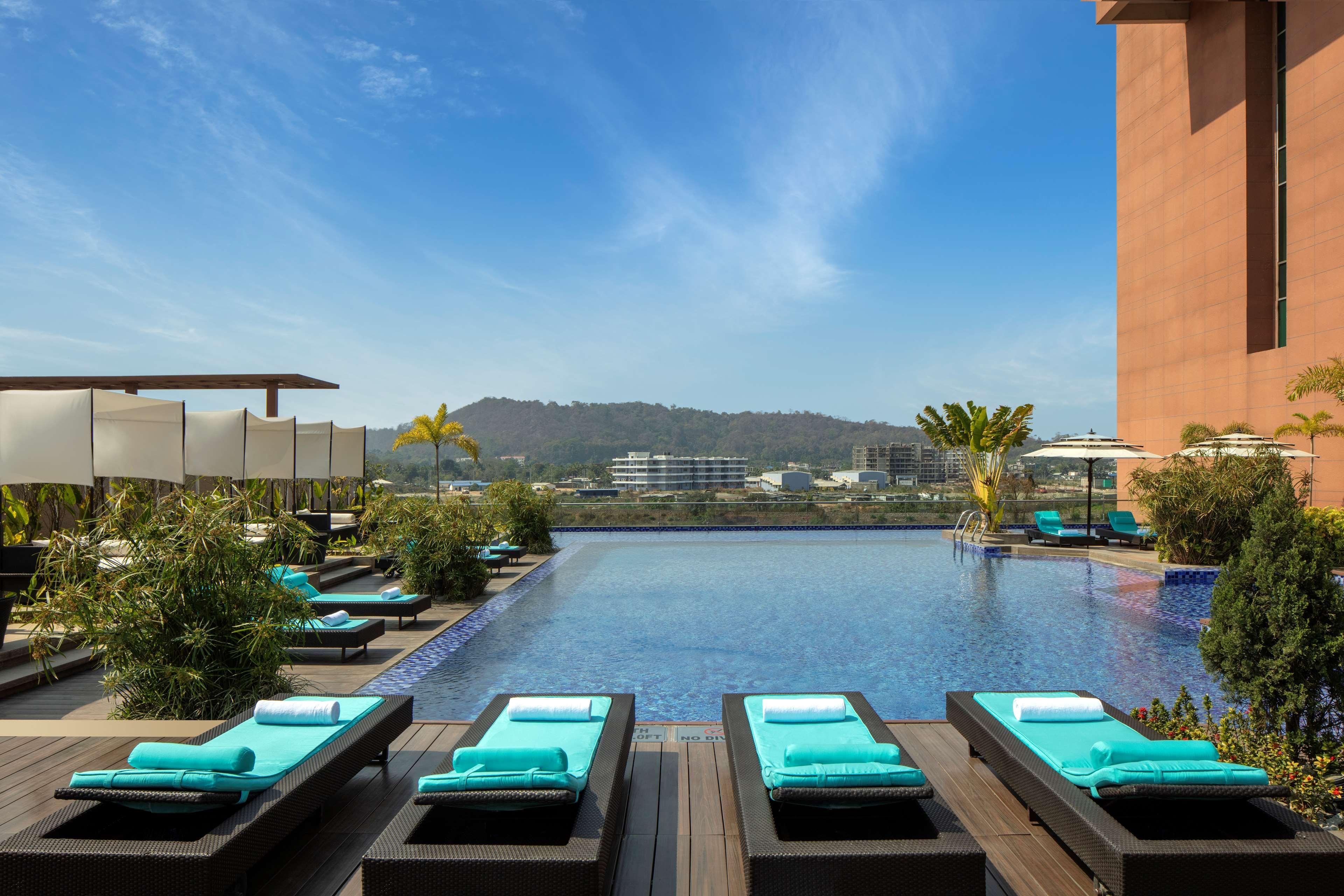 Radisson Blu Hotel Guwahati Eksteriør bilde The pool at the hotel