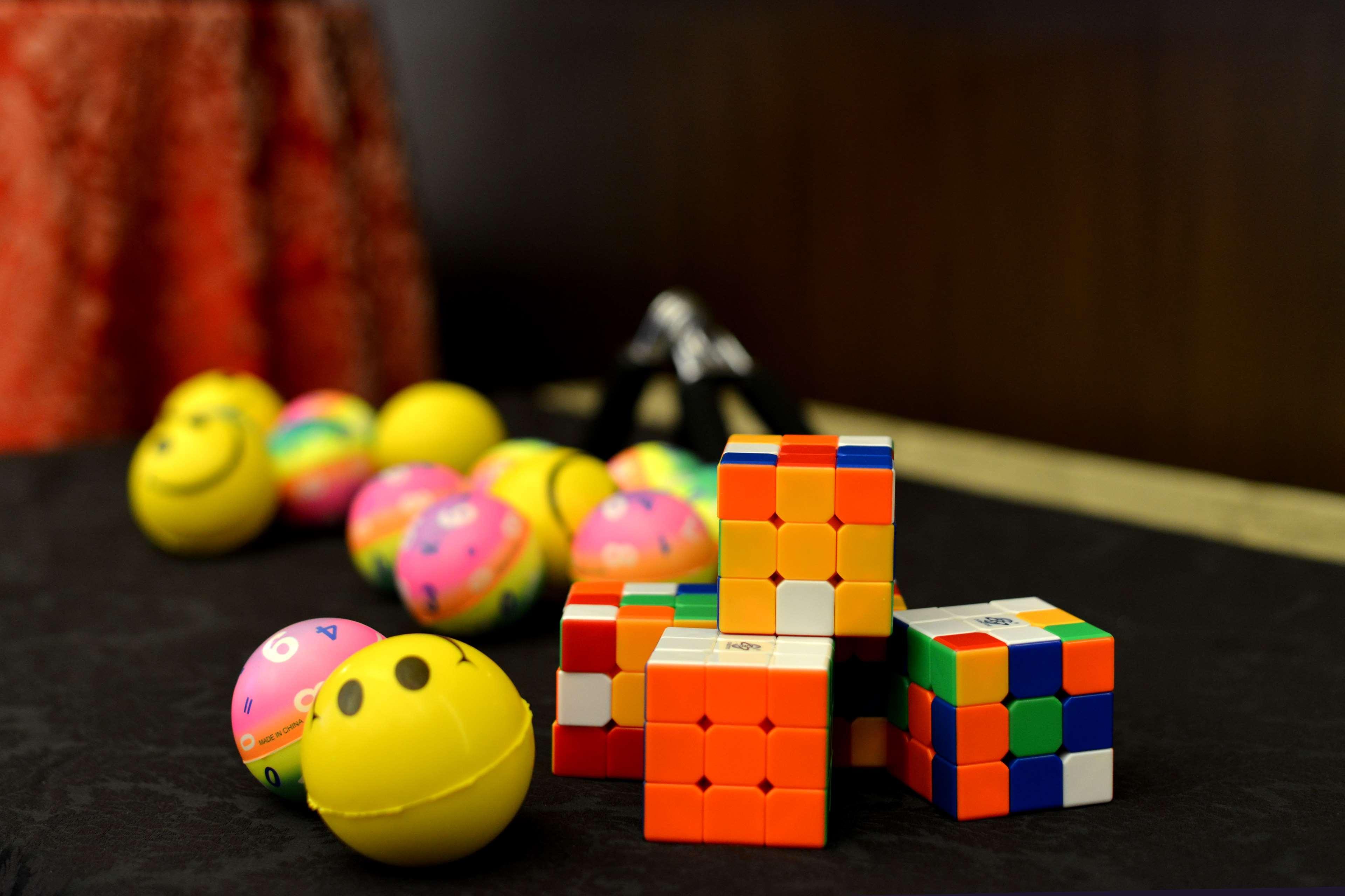 Radisson Blu Hotel Guwahati Eksteriør bilde A variety of speedcubes