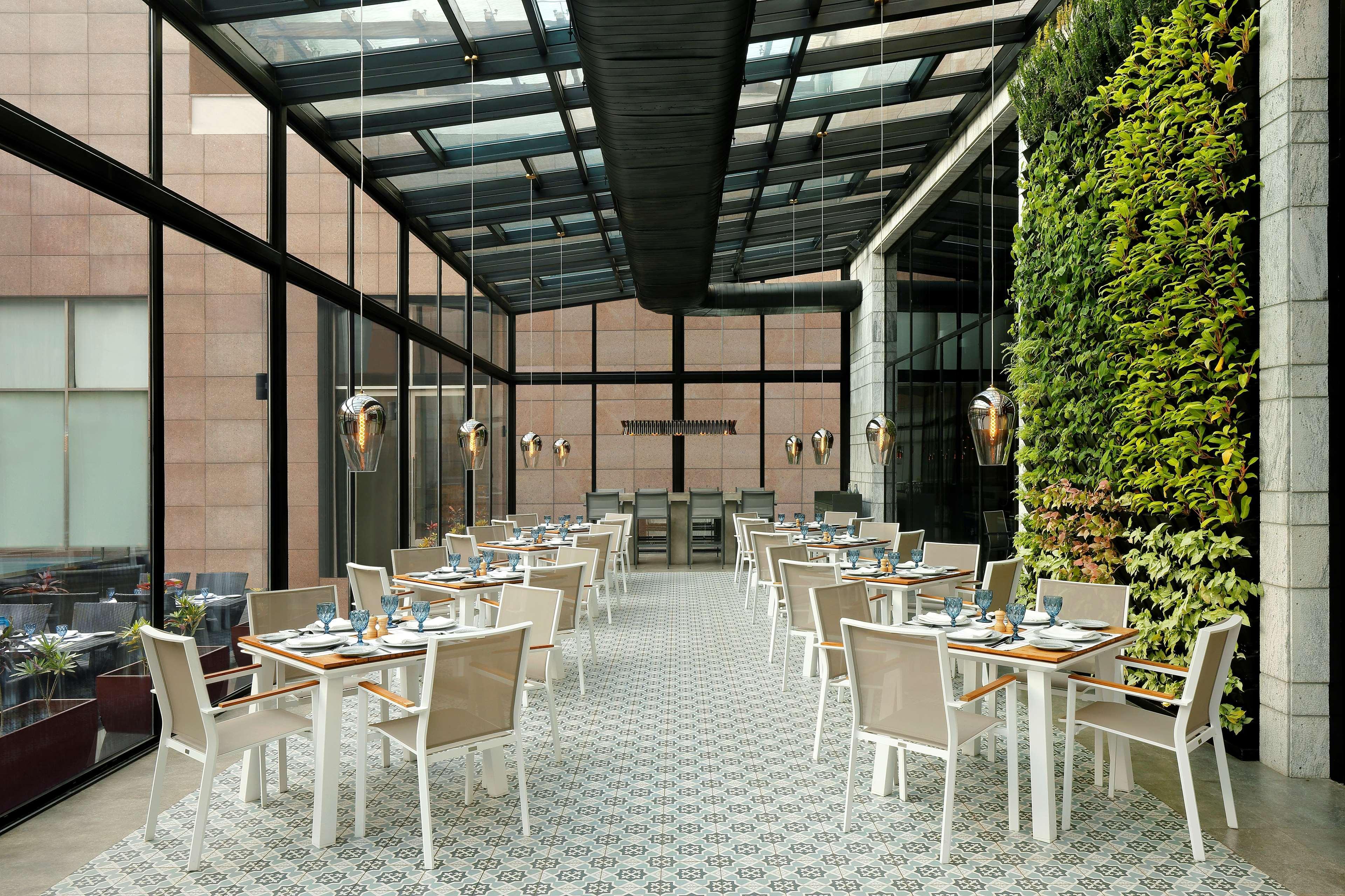Radisson Blu Hotel Guwahati Eksteriør bilde The restaurant