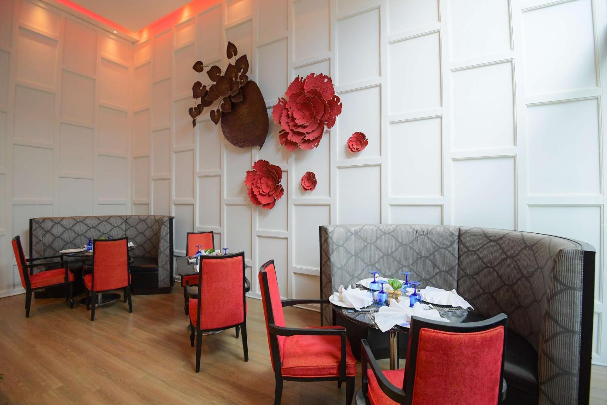 Radisson Blu Hotel Guwahati Eksteriør bilde The interior of the restaurant