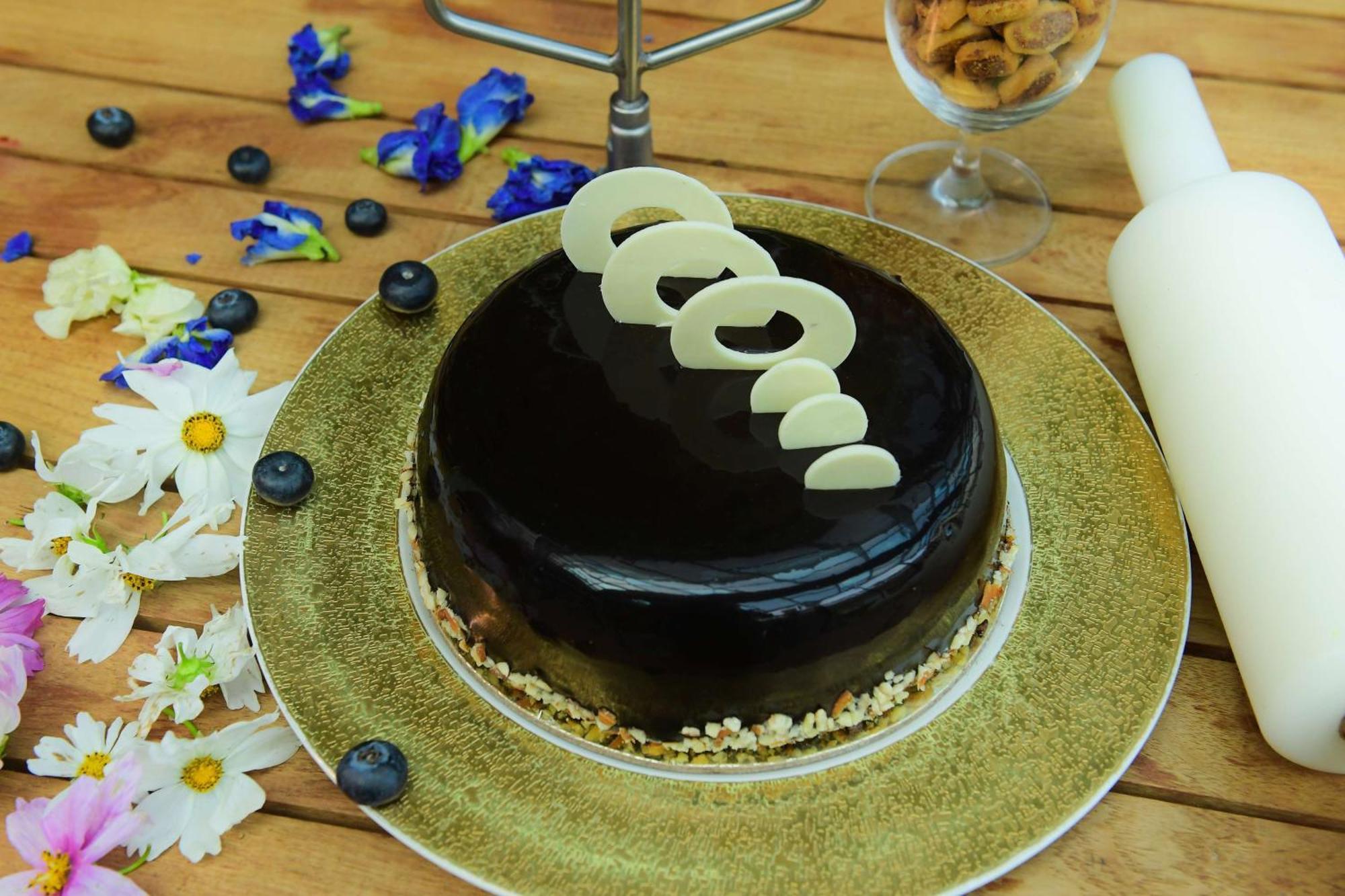 Radisson Blu Hotel Guwahati Eksteriør bilde A chocolate cake