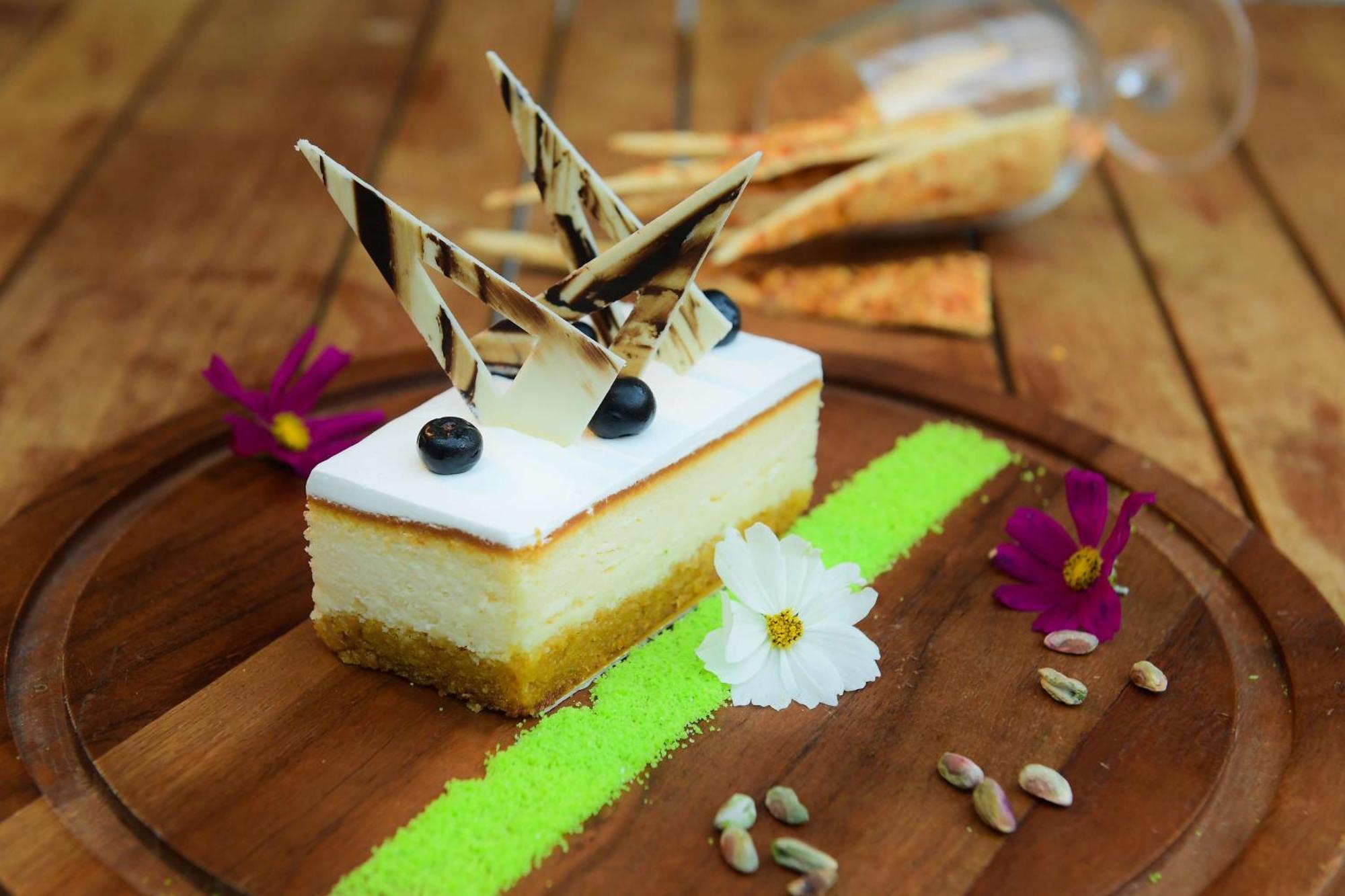 Radisson Blu Hotel Guwahati Eksteriør bilde A cheesecake