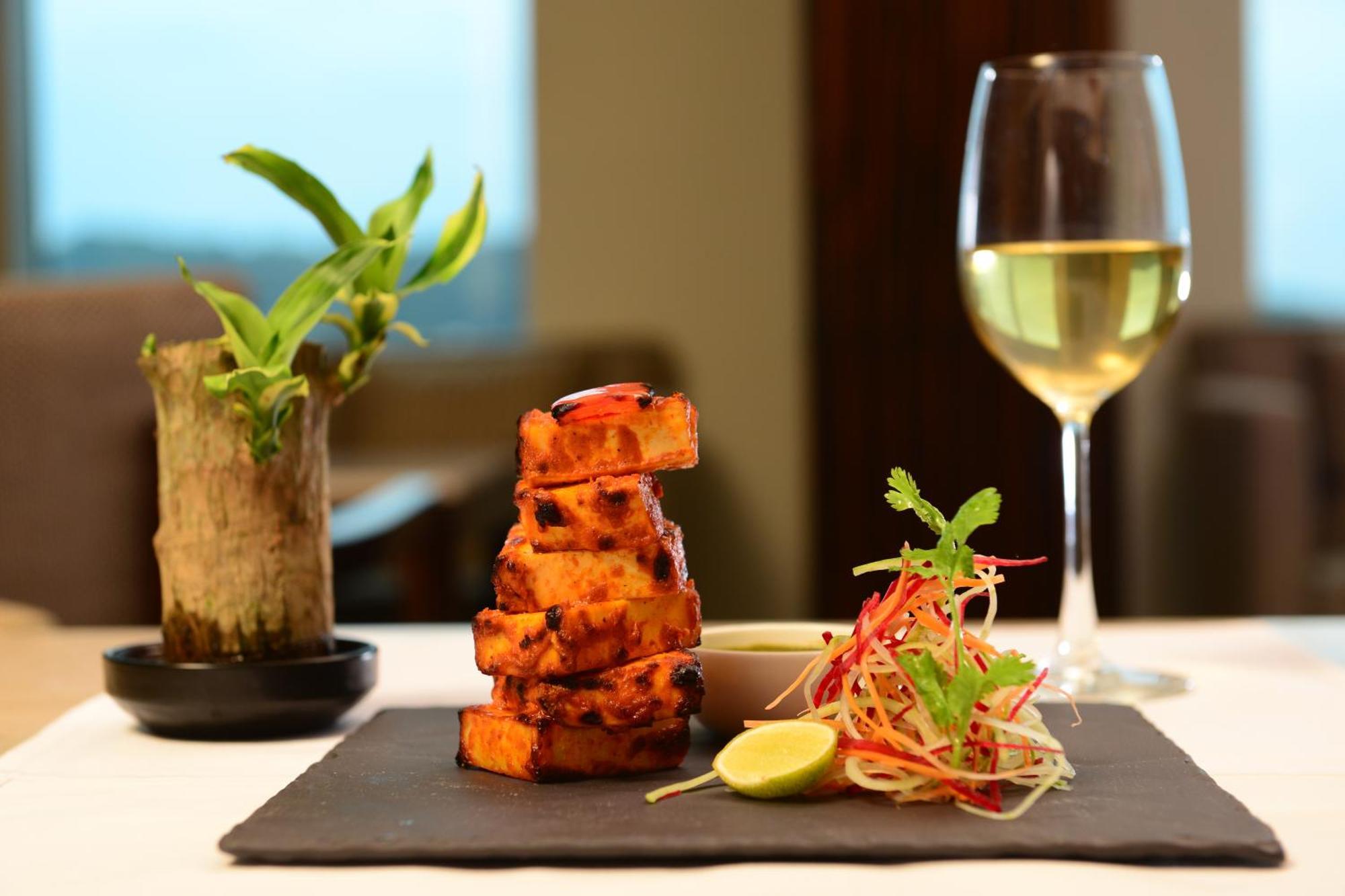 Radisson Blu Hotel Guwahati Eksteriør bilde Paneer tikka