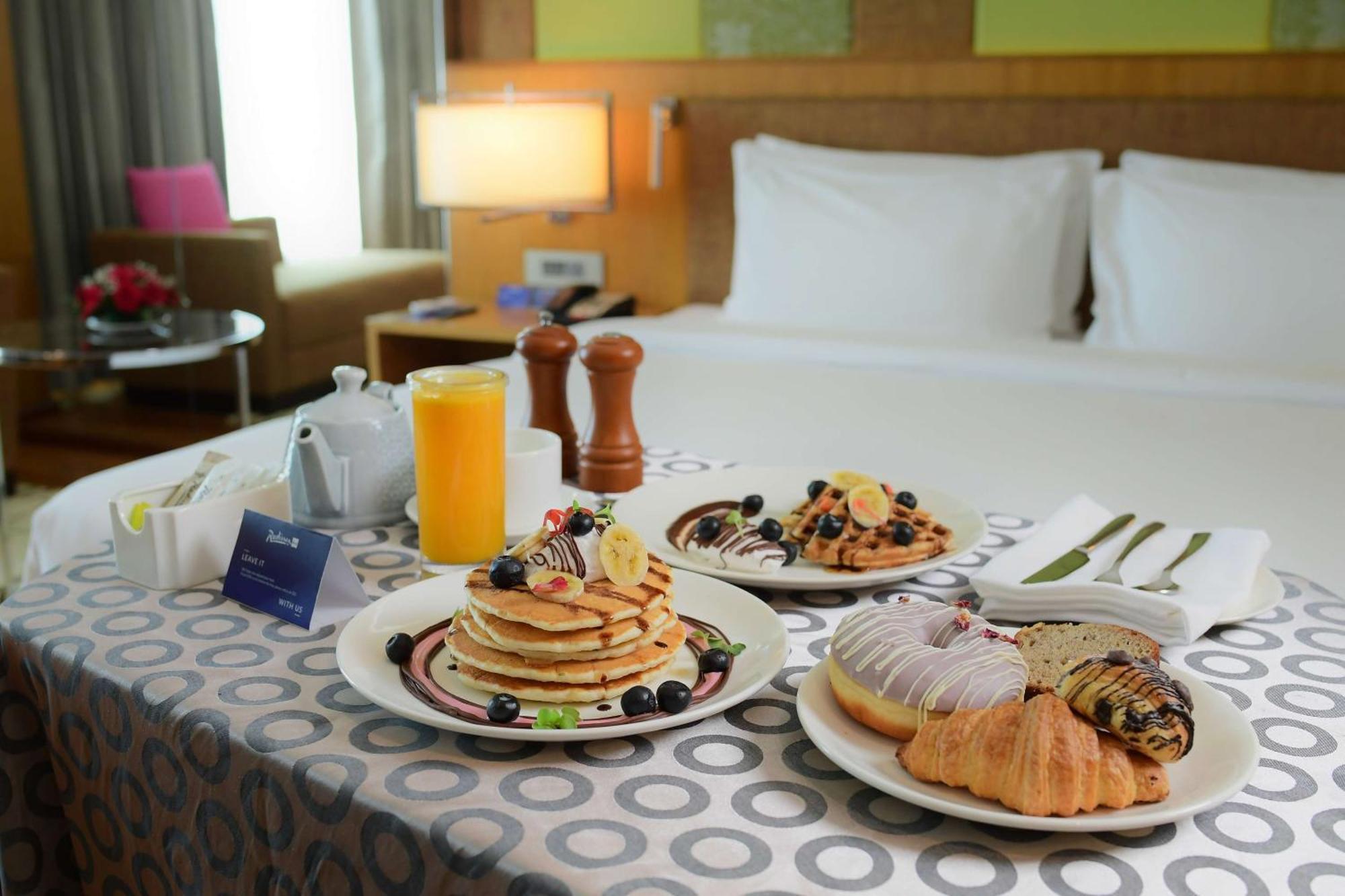 Radisson Blu Hotel Guwahati Eksteriør bilde Room service