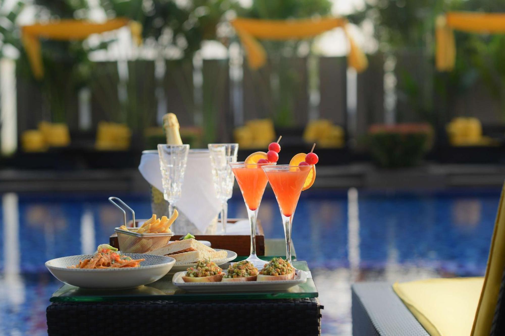 Radisson Blu Hotel Guwahati Eksteriør bilde Cocktails at the bar