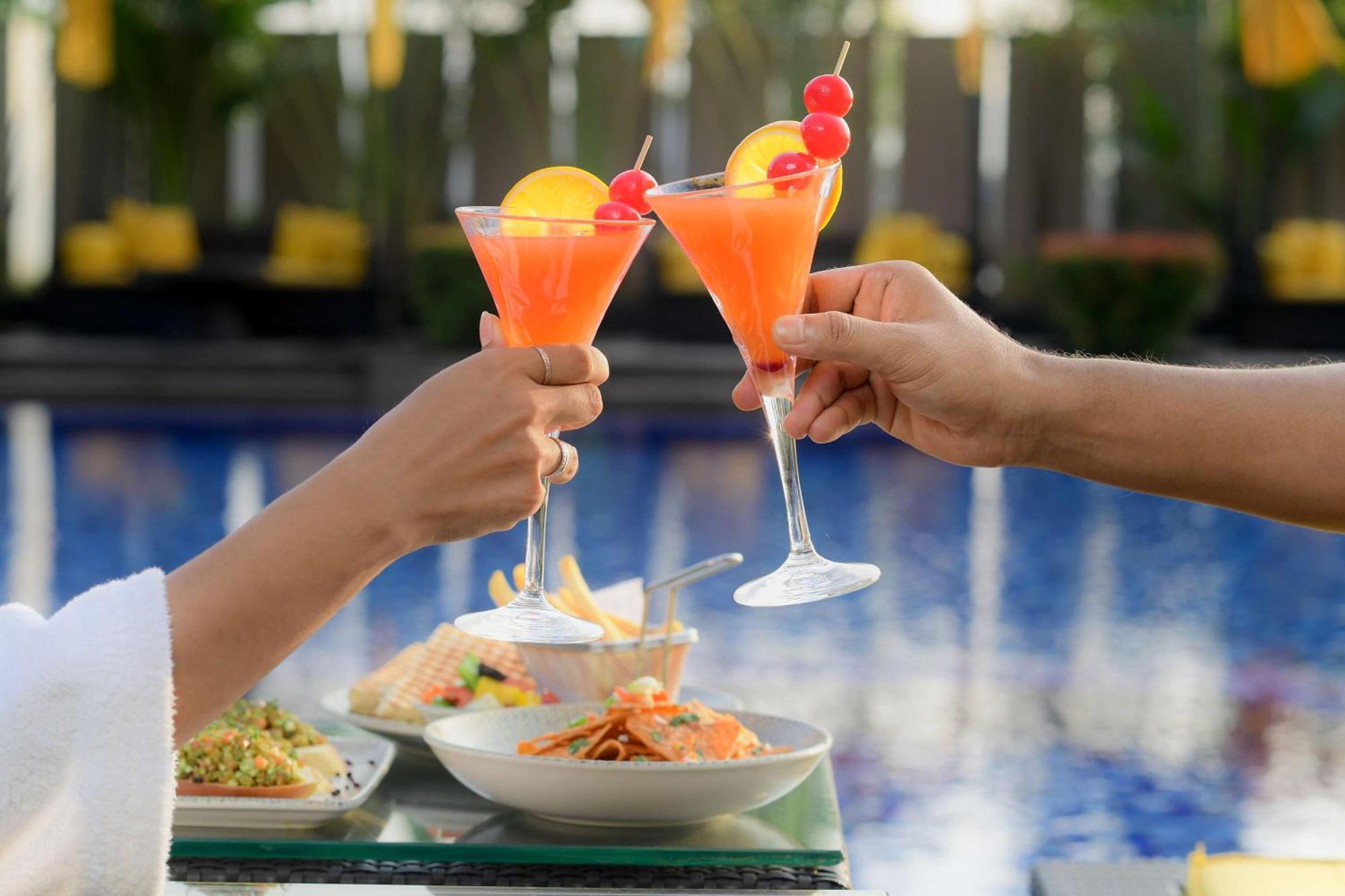 Radisson Blu Hotel Guwahati Eksteriør bilde A couple toasting with cocktails